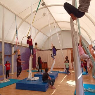Estudiantes del Colegio Flor de Lys en clases de danza aerea